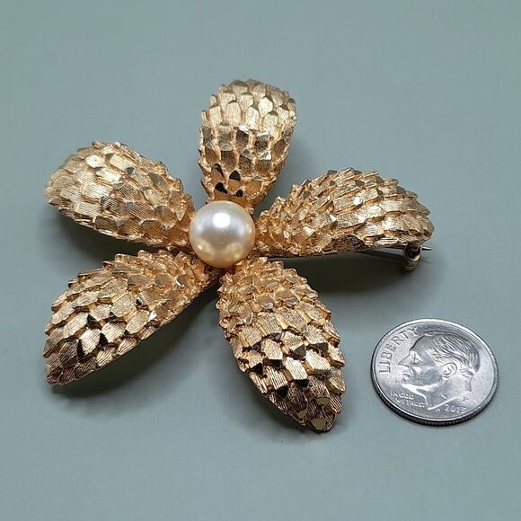 Vintage BSK Flower Brooch, Pin Gold Tone 2.5", Faux Pearl - Picture 9 of 10